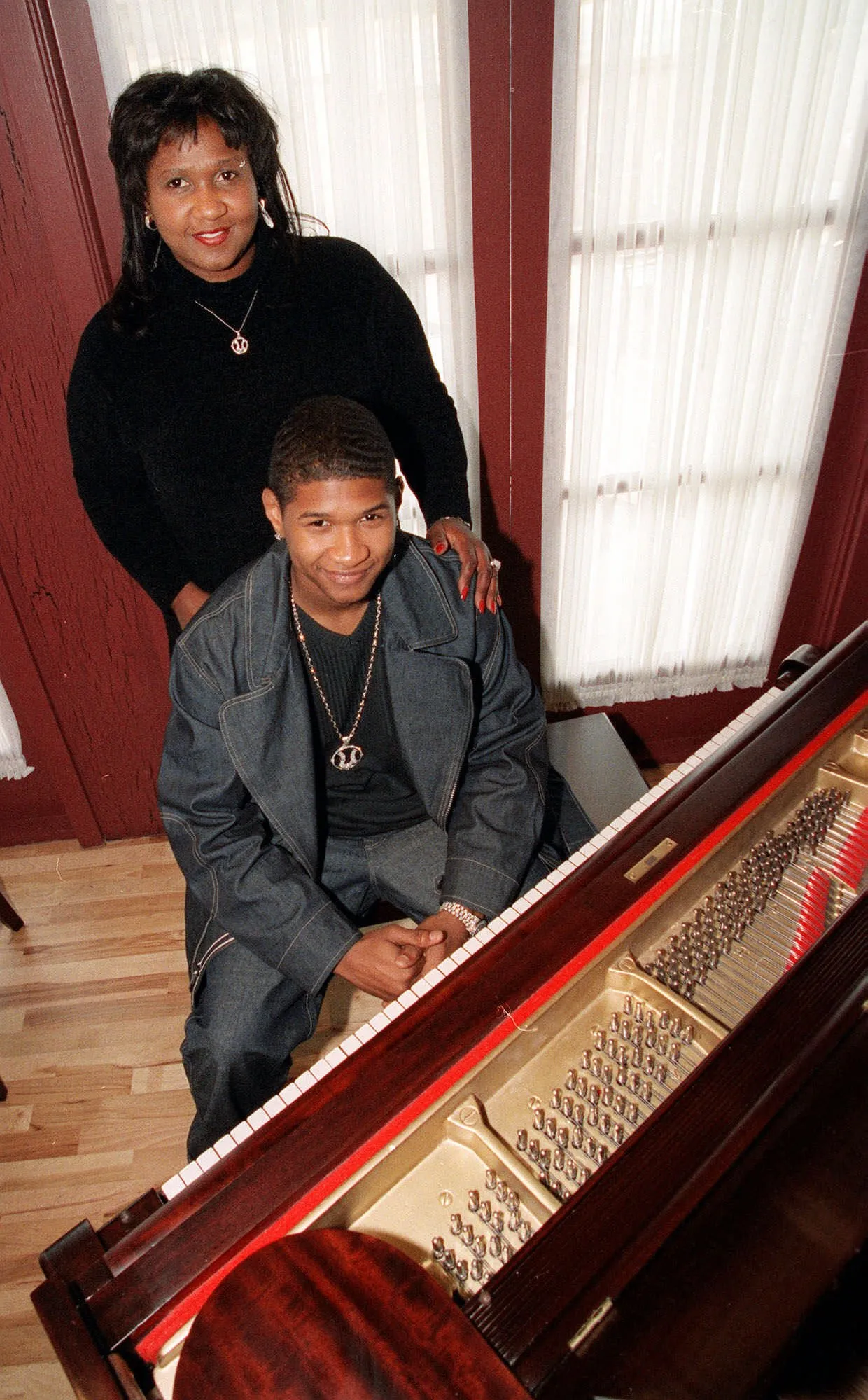 6339578-usher-ze-swoja-matka-i-menadzerka.jpg