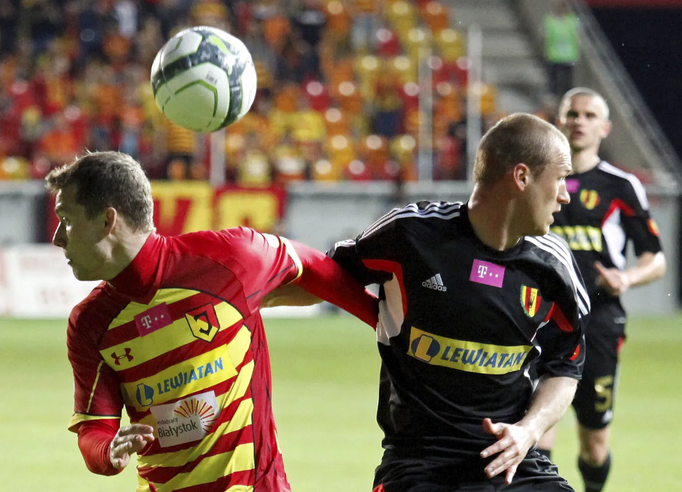 Zawodnik Jagiellonii Białystok Martin Baran (L) walczy o piłkę z Przemysławem Trytko (P) z Korony Kielce
