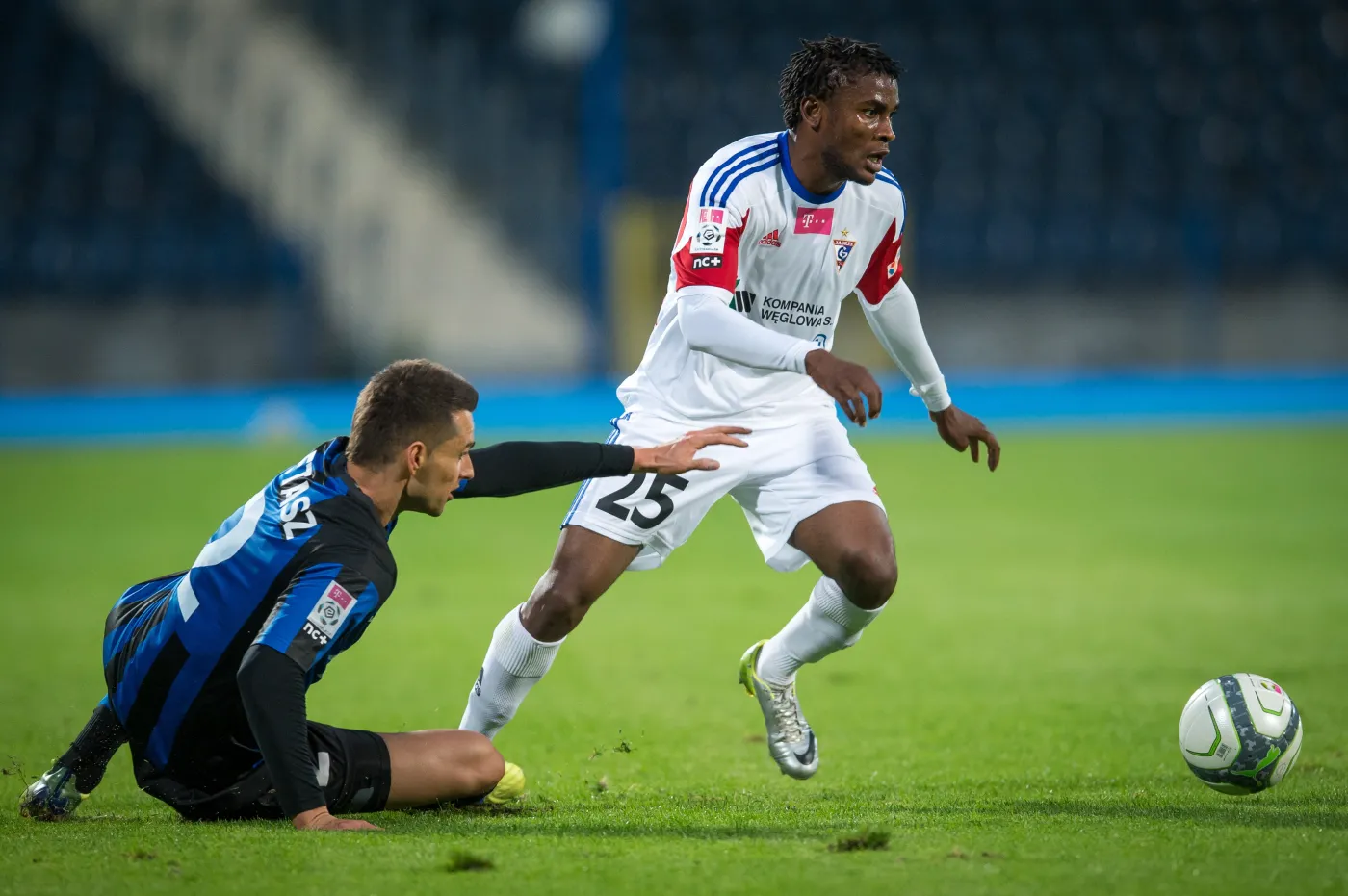 Zawodnik Zawiszy Bydgoszcz Piotr Petasz (L) walczy o piłkę z Dzikamai'em Gwaze (P) z Górnika Zabrze