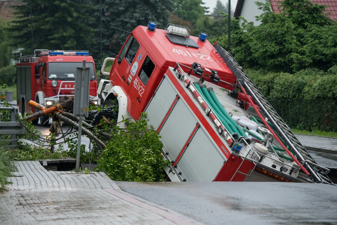 Pod strażakami zapadła się ziemia. Powódź podmywa południe Polski