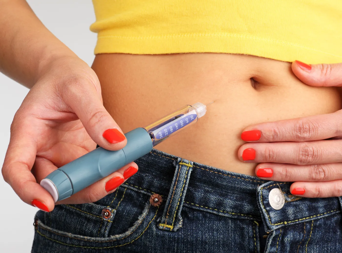 Kobieta robi zastrzyk z insuliną