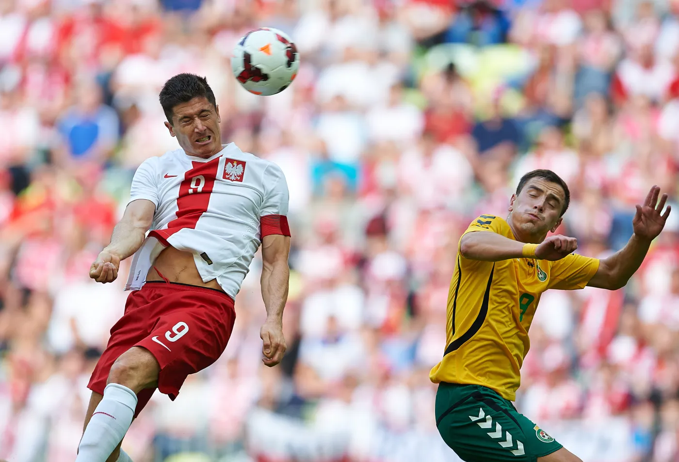 Polak Robert Lewandowski (L) walczy o piłkę z Litwinem Arturasem Zulpą 