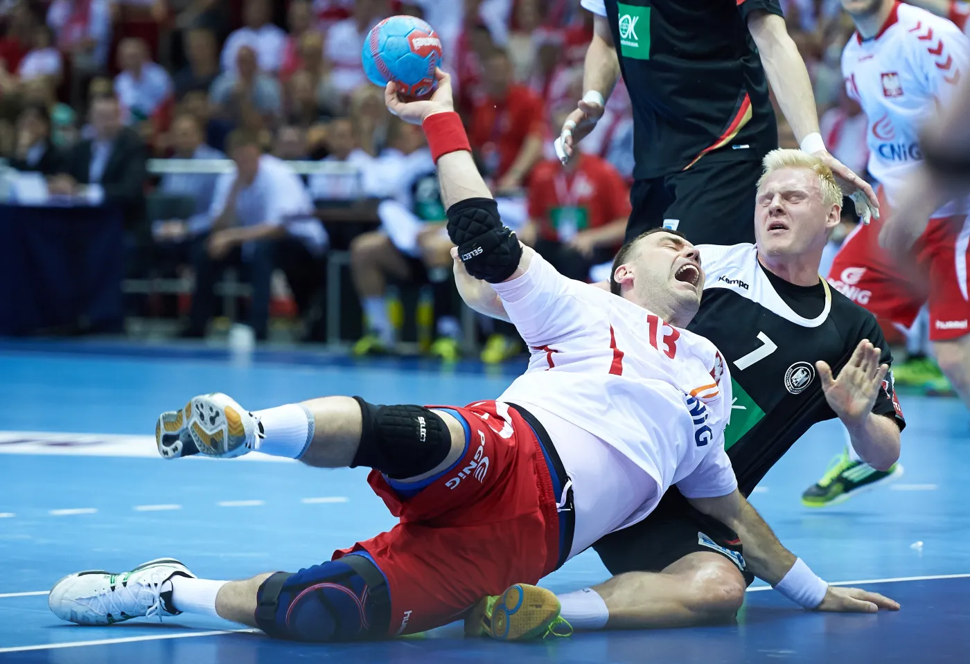 Polak Bartosz Jurecki (L) faulowany przez Niemca Patrick Wiencka (P) podczas meczu kwalifikacyjnego do mistrzostw świata piłkarzy ręcznych w Gdańsku