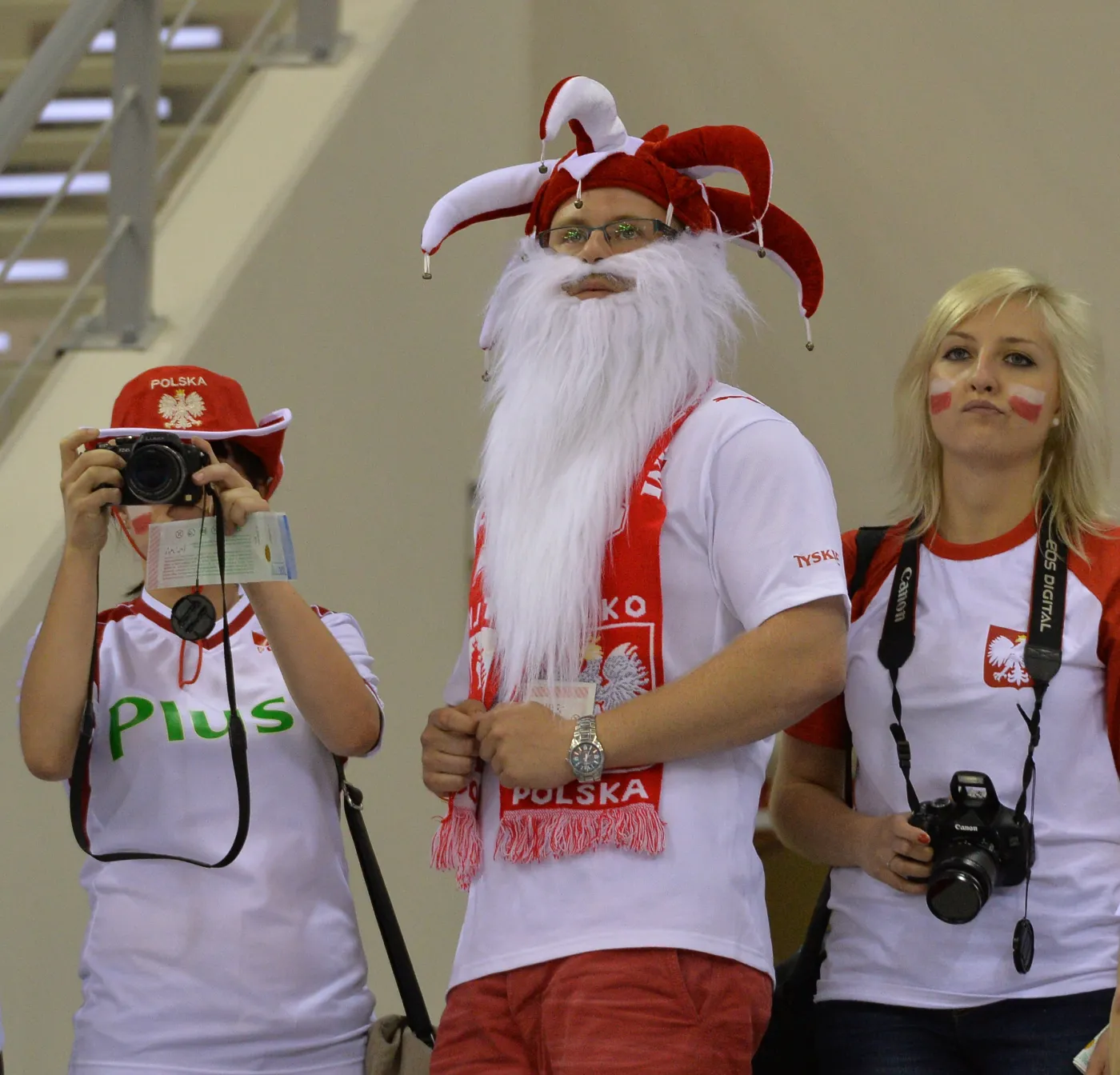 6463459-kamil-stoch-zabral-zone-na-mecz.jpg