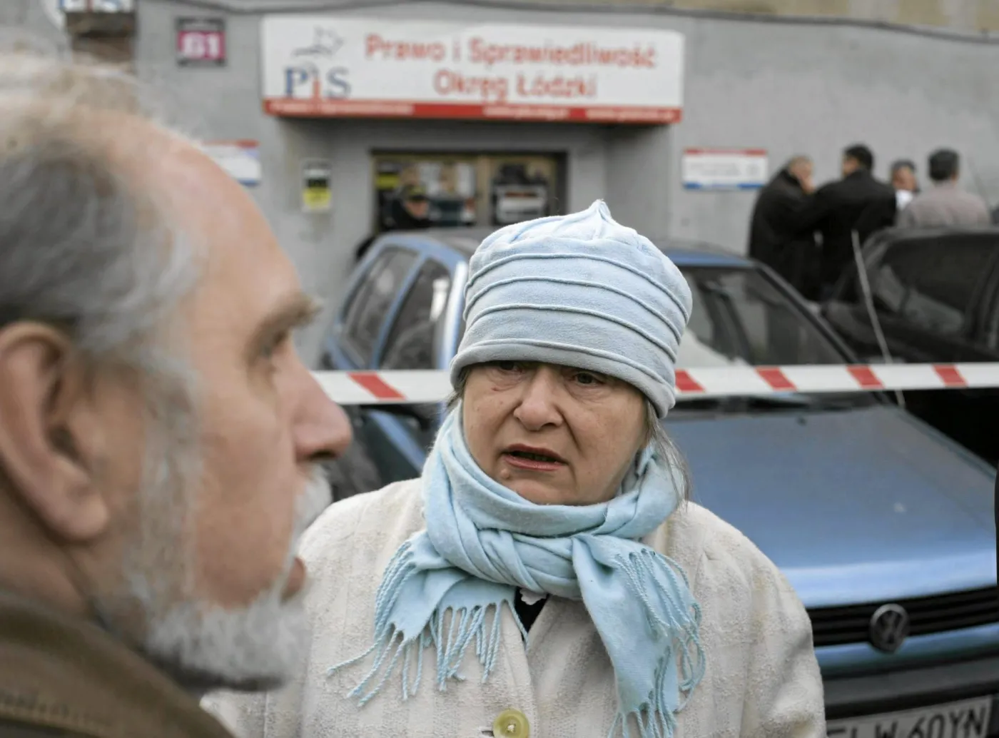 Janina Goss przed łódzką siedzibą Prawa i Sprawiedliwości