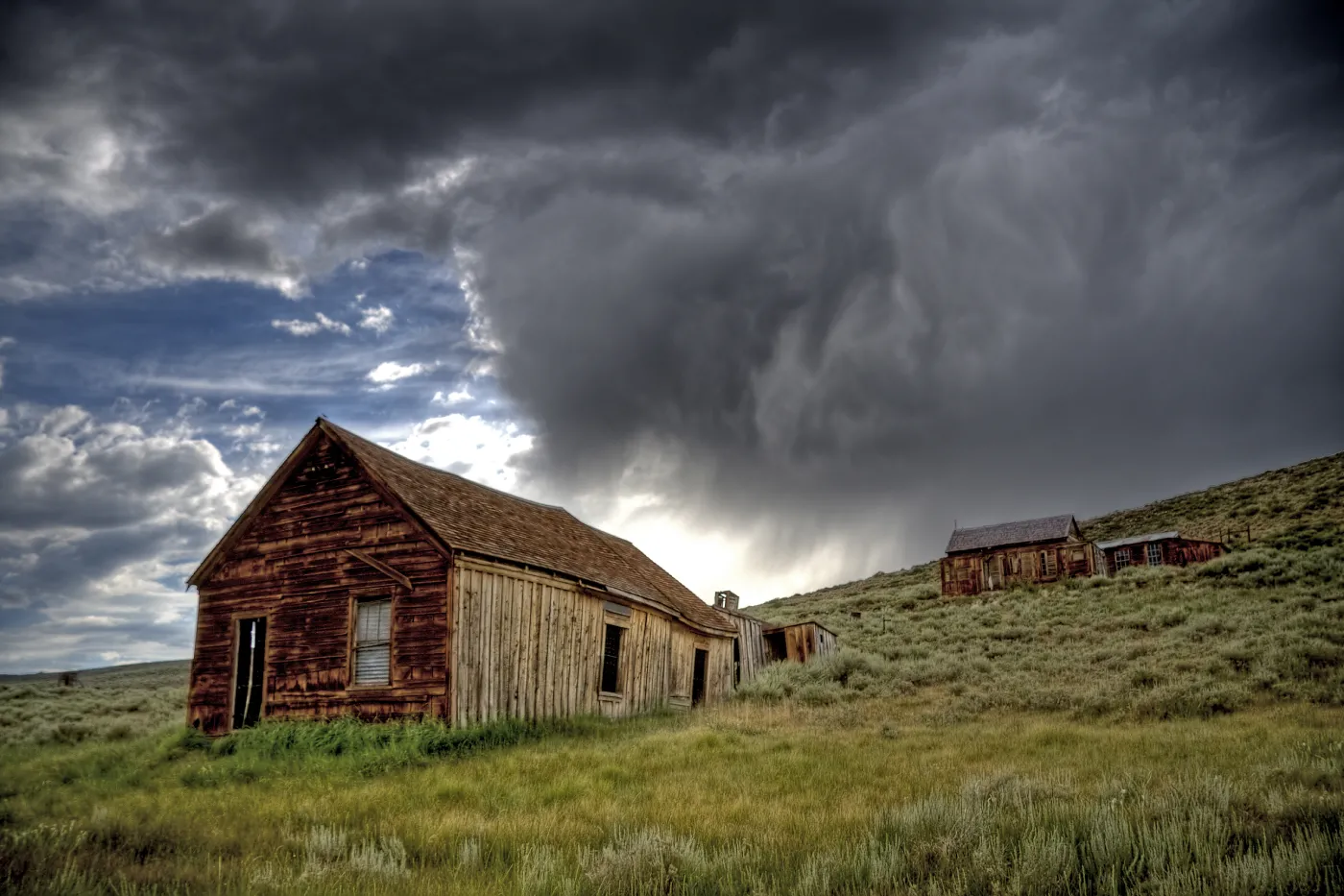 Miasteczko Bodie. Legenda o klątwie duchów jest wciąż żywa (fot. "Bodie Ghost Town Storm" by Photographersnature.com - Own work. Licensed under Creative Commons Attribution-Share Alike 3.0 via Wikimedia Commons)