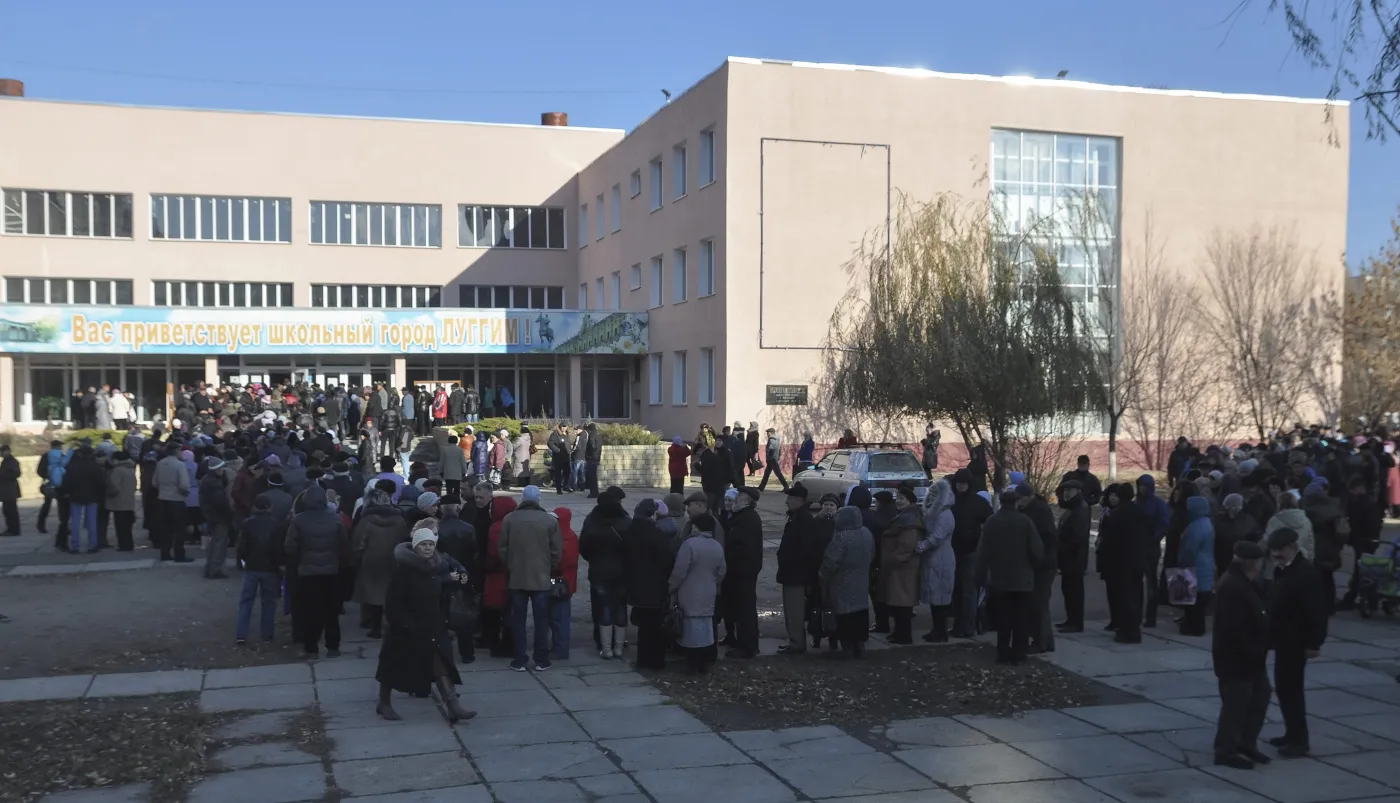 Wybory w Donbasie. Poroszenko: Fikcja pod lufami karabinów [ZDJĘCIA]