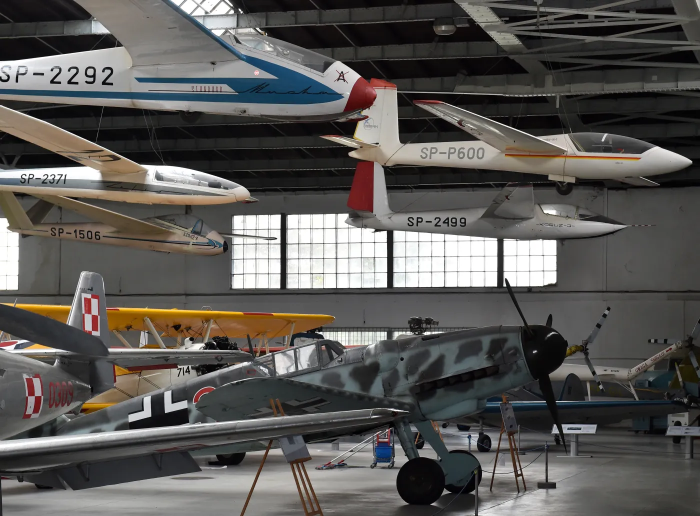 7017765-messerschmitt-bf-109g-6-w-muzeum.jpg