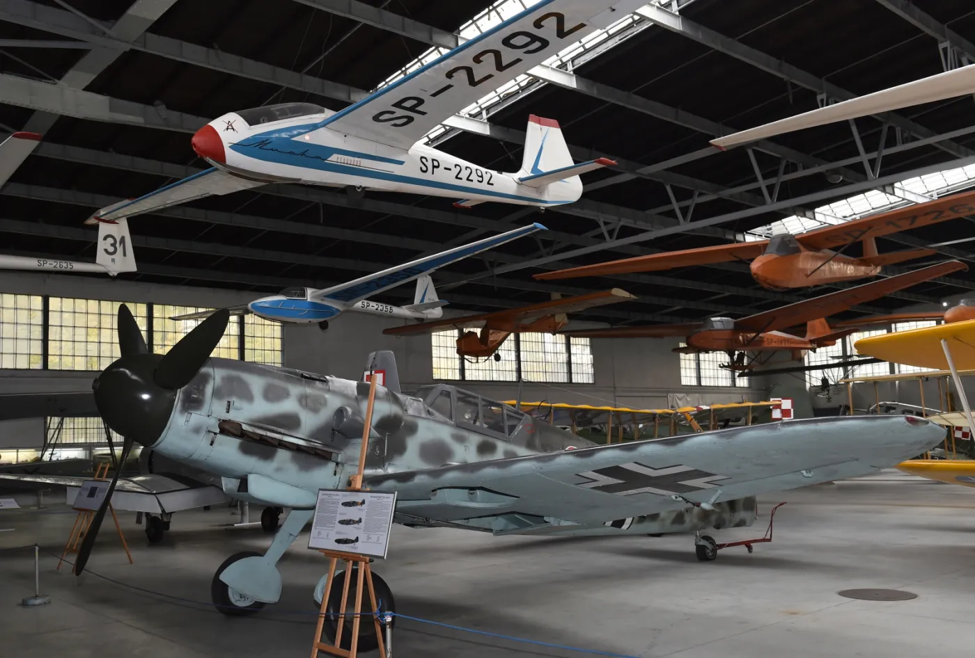 7017794-messerschmitt-bf-109g-6-w-muzeum.jpg