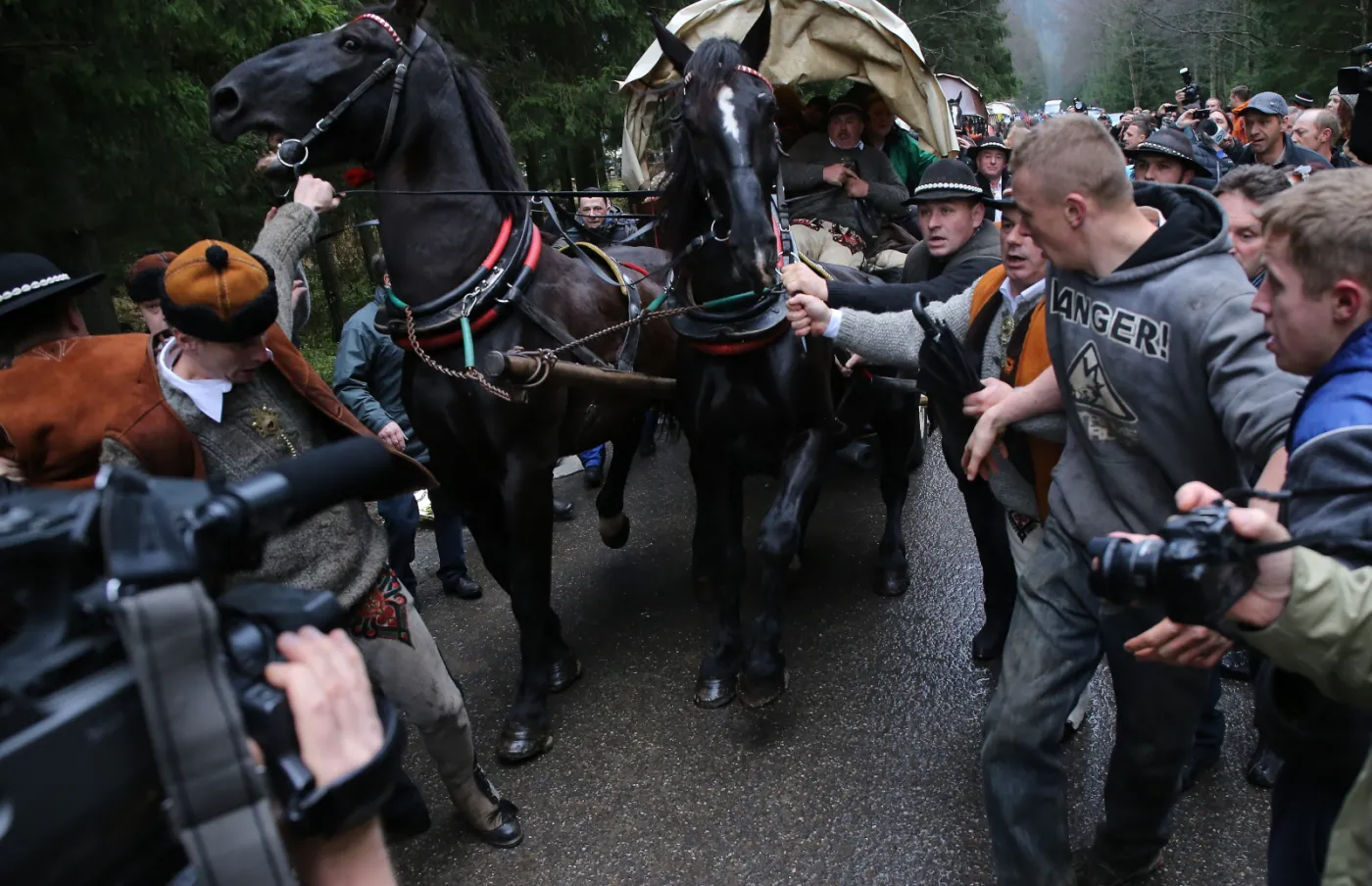 7041945-blokada-drogi-do-morskiego-oka.jpg