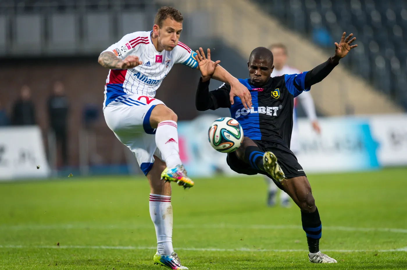 W pojedynku o piłkę Luis Carlos Lima (P) z miejscowego Zawiszy i Adam Danch (L) z Górnika Zabrze w meczu T-Mobile Ekstraklasy