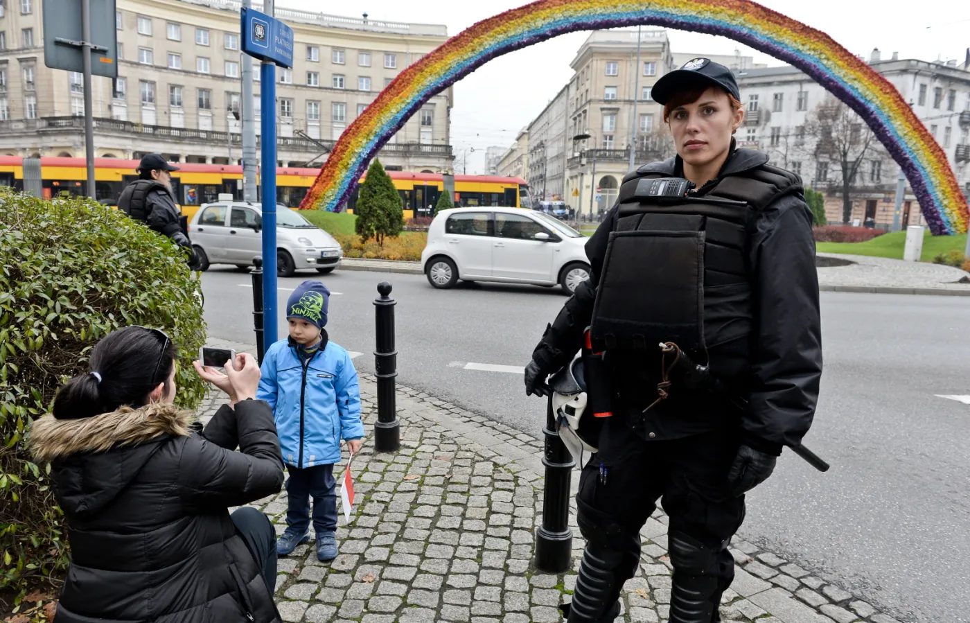 7048453-policja-i-obroncy-teczy-na-placu.jpg