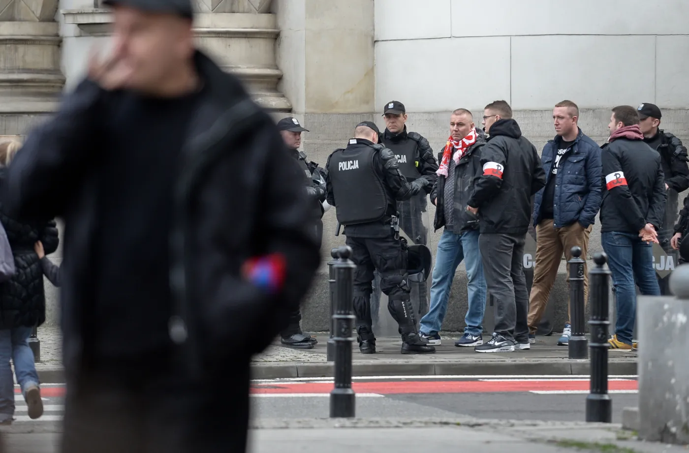 7048221-policja-kontroluje-przechodniow.jpg