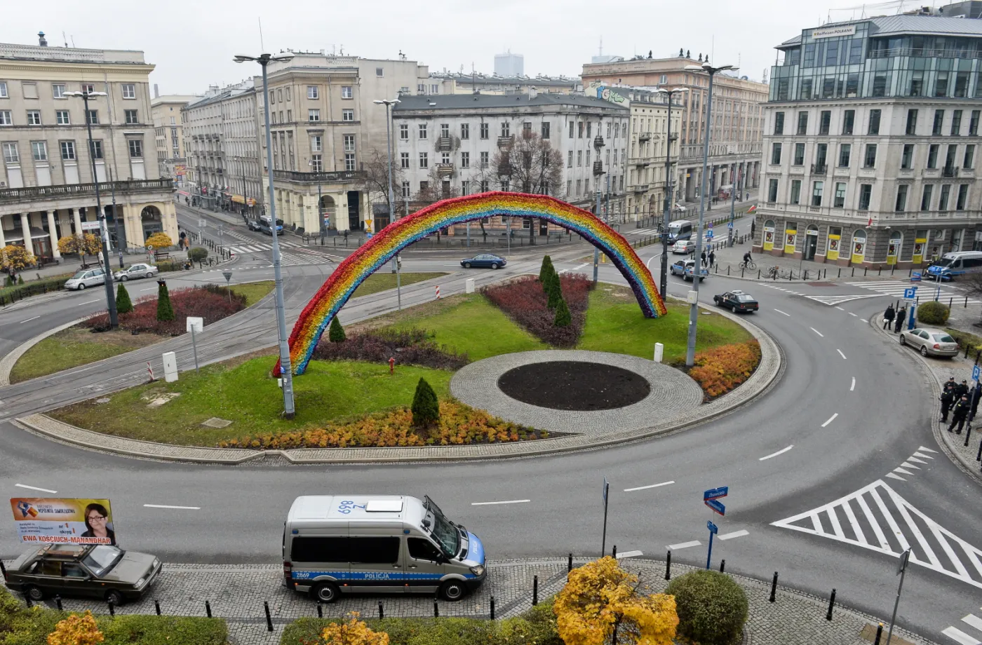 7048395-policja-i-obroncy-teczy-na-placu.jpg