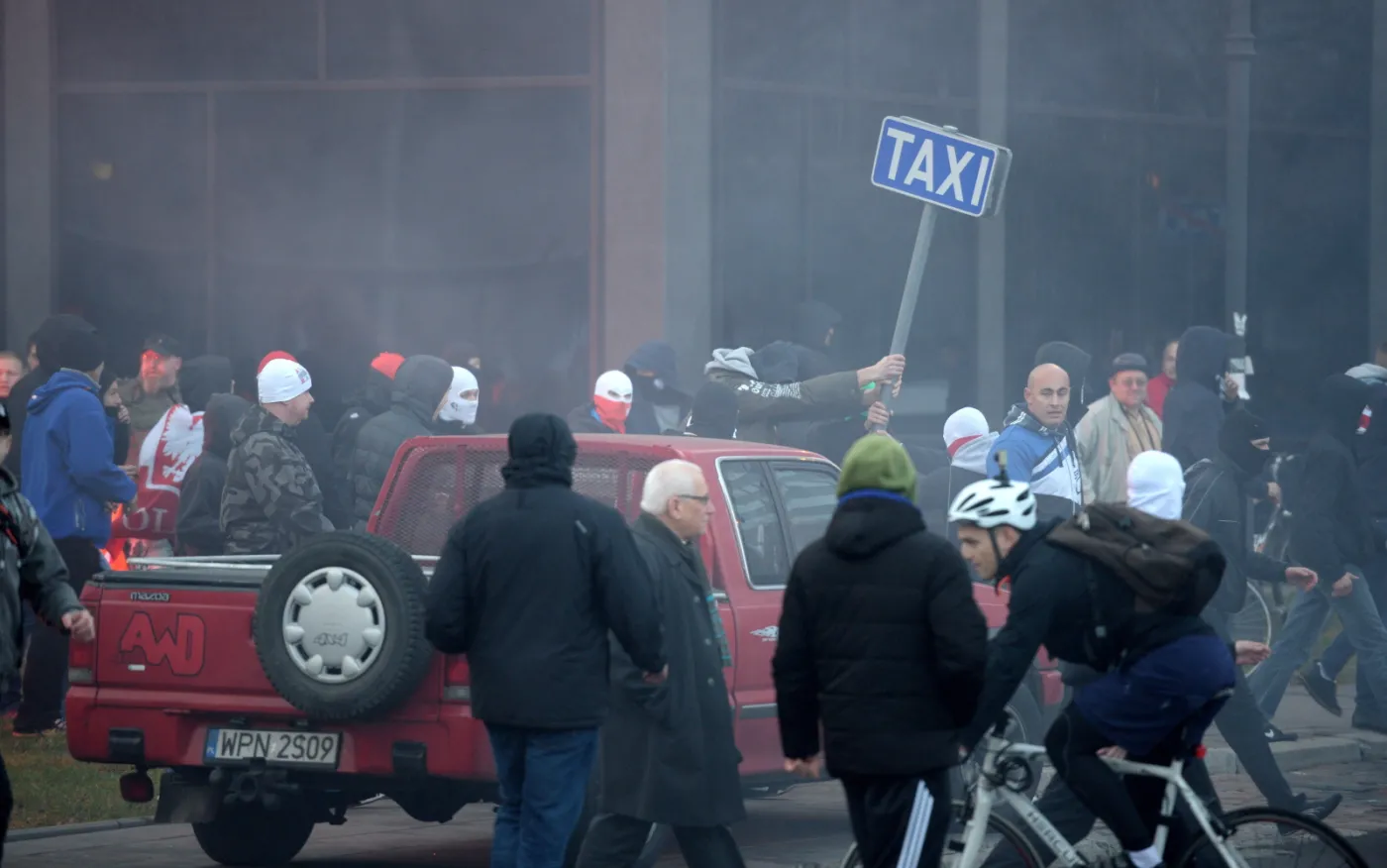 7048598-uczestnicy-marszu-niepodleglosci.jpg