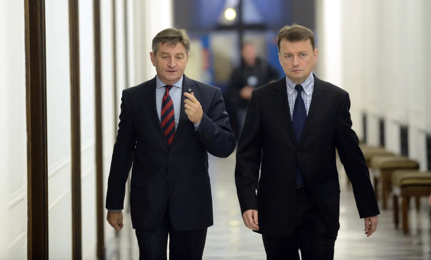 Posłowie PiS, wicemarszałek Sejmu Marek Kuchciński (C) i szef klubu Mariusz Błaszczak w drodze na Konwent Seniorów w Sejmie
