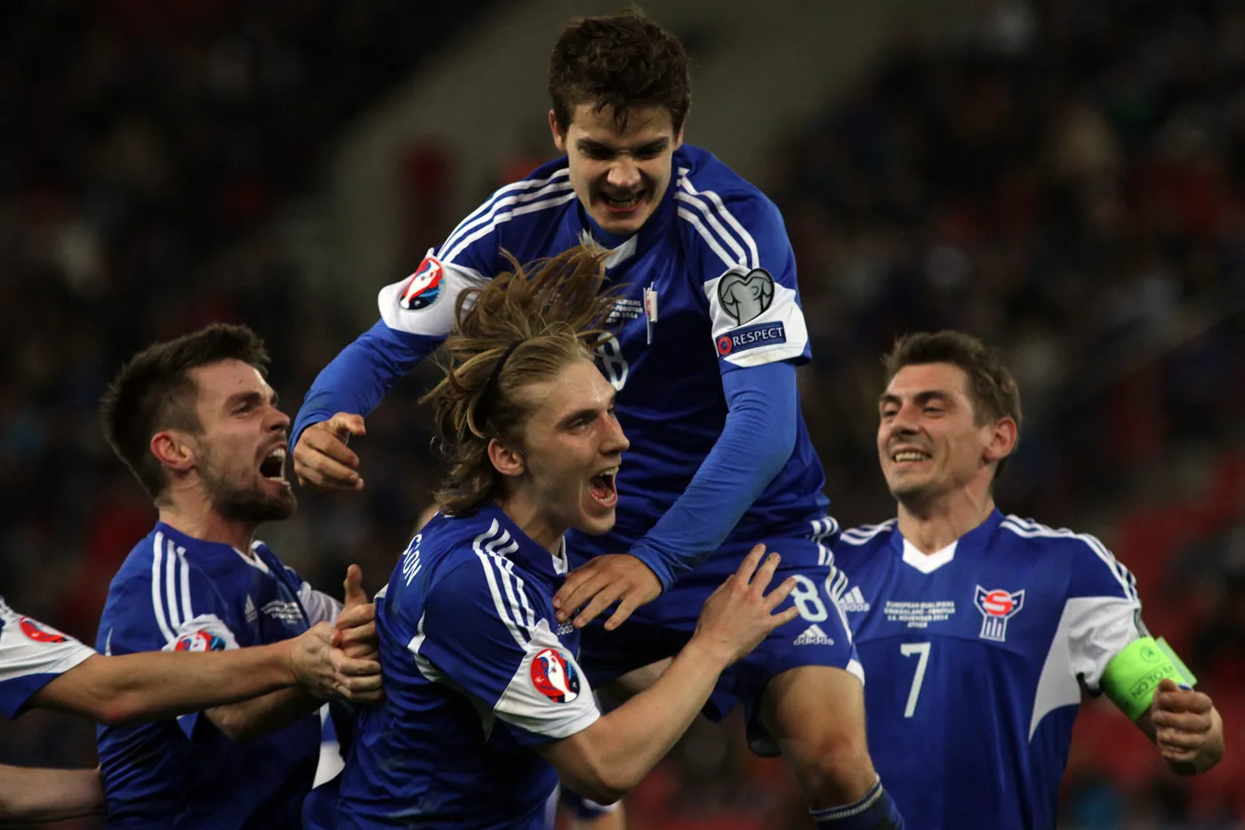 Joan Edmudsson (na pierwszym planie)