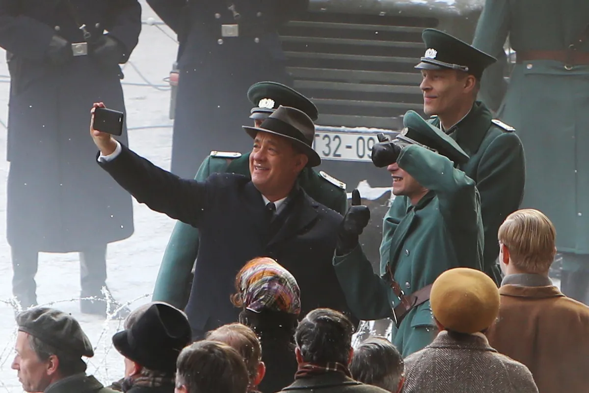 7079658-tom-hanks-robi-sobie-selfie-na.jpg