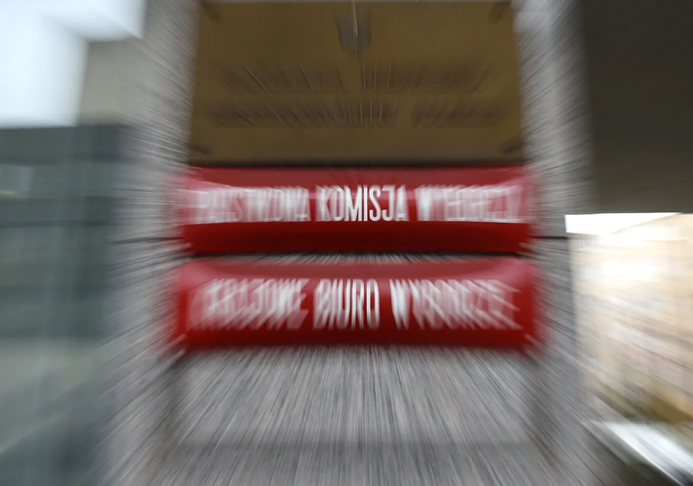 Tablice informacyjne "Państwowa Komisja Wyborcza" i "Krajowe Biuro Wyborcze" na budynku siedziby PKW w Warszawie