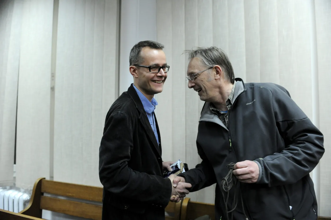 Fotoreporter PAP Tomasz Gzell i dziennikarz Telewizji Republika Jan Pawlicki na sali sądu rejonowego w Warszawie