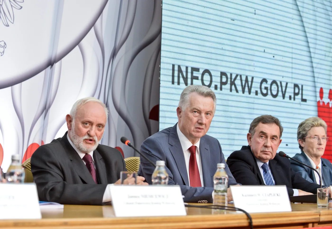 Członkowie PKW (od lewej): sekretarz Kazimierz W. Czaplicki, przewodniczący Stefan Jaworski, zastępca przewodniczącego Andrzej Kisielewicz i Maria Grzelka