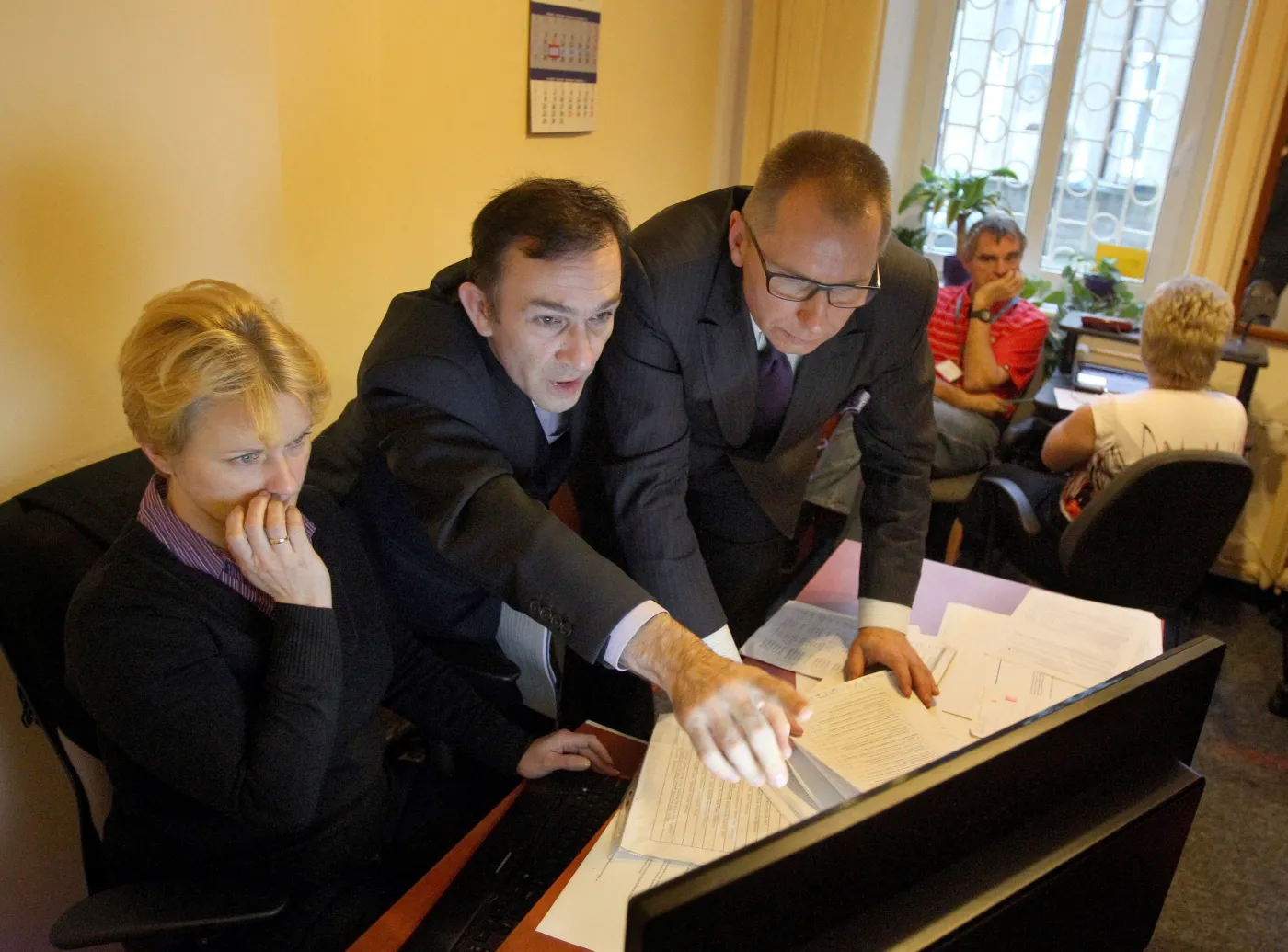 Szczecin, Krajowe Biuro Wyborcze, delegatura w Szczecinie. Dyrektor delegatury Waldemar Gorzycki i komisarz wyborczy sędzia Jacek Szreder sprawdzają działanie platformy do wysyłania danych do PKW