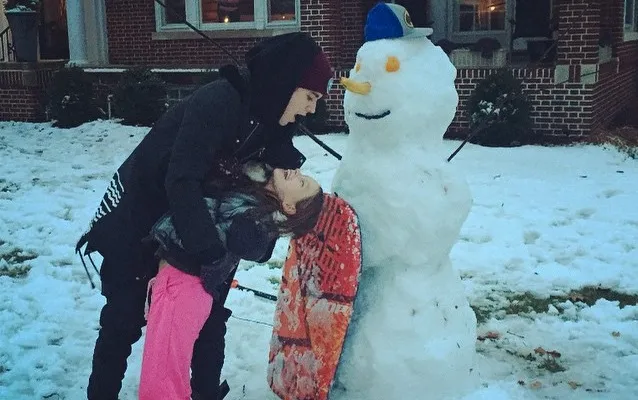 Justin Bieber lepi bałwana z siostrą