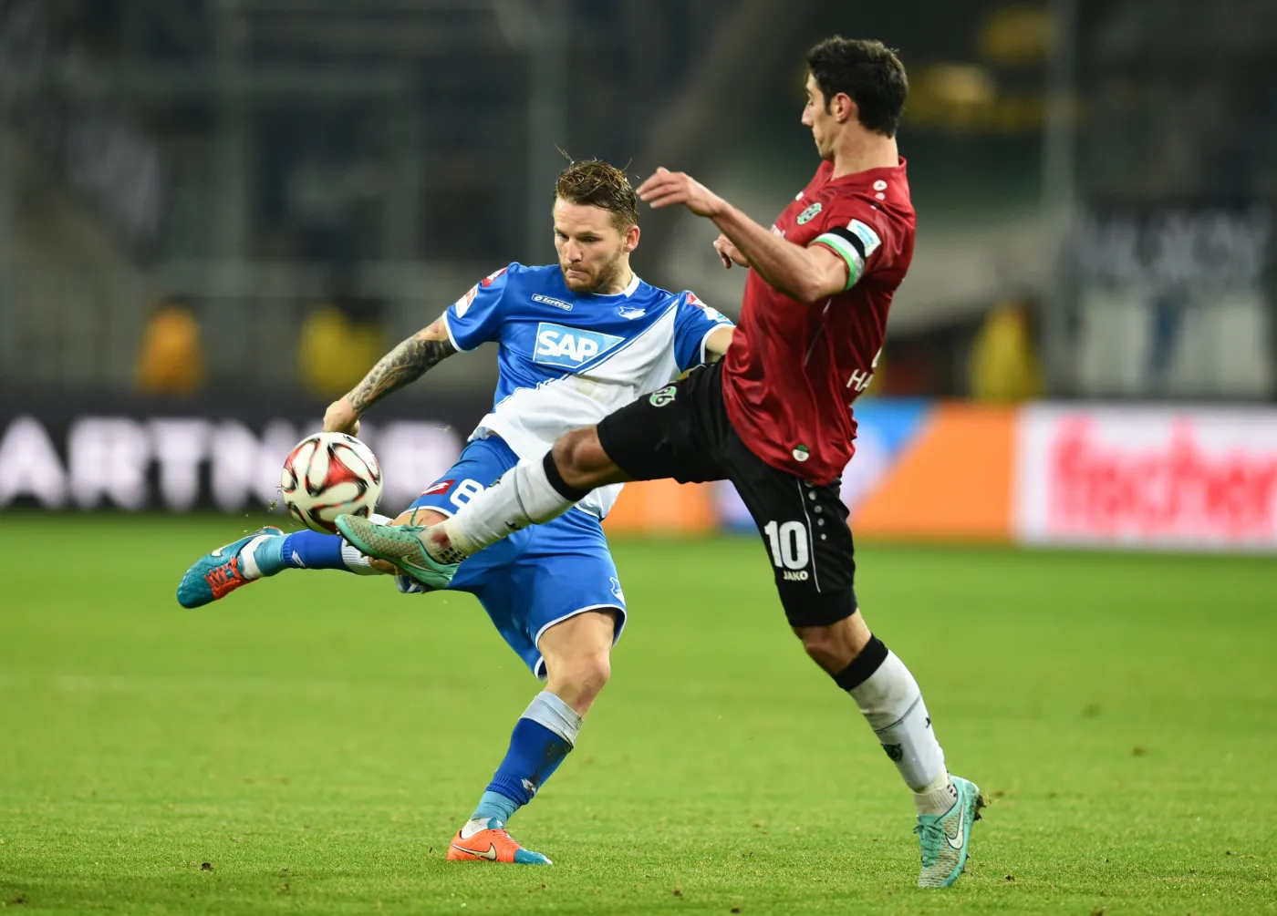 Eugen Polanski (w niebieskim stroju)