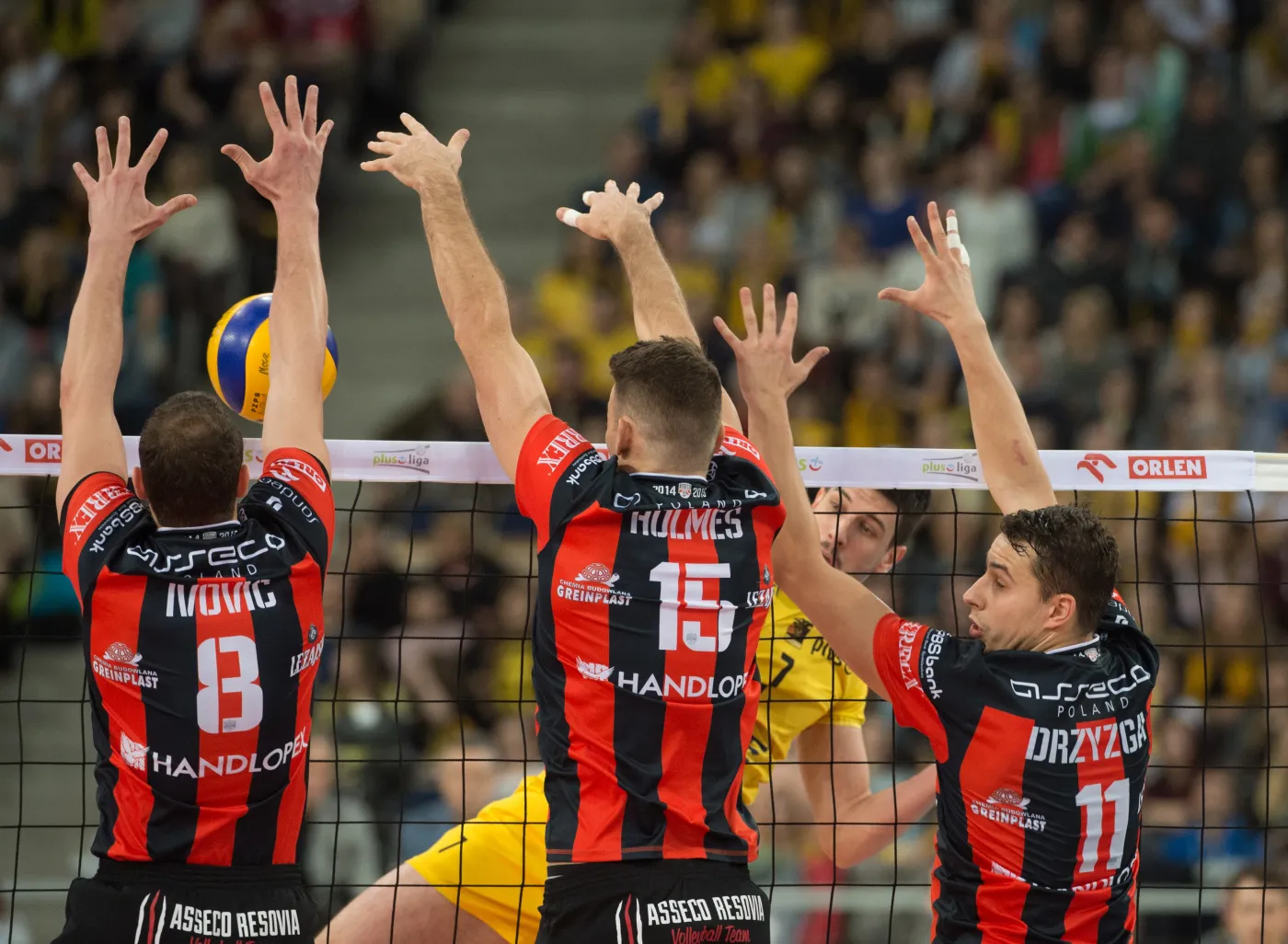 Piłkę zbija atakujący po drugiej stronie siatki Facundo Conte, skutecznie blikują - od lewej: Marko Ivovic, Russell Holmes i Fabian Drzyzga z Asseco Resovii Rzeszów