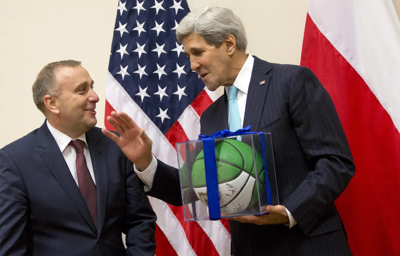 Grzegorz Schetyna dostał prezent od Johna Kerry'ego. To piłka do koszykówki