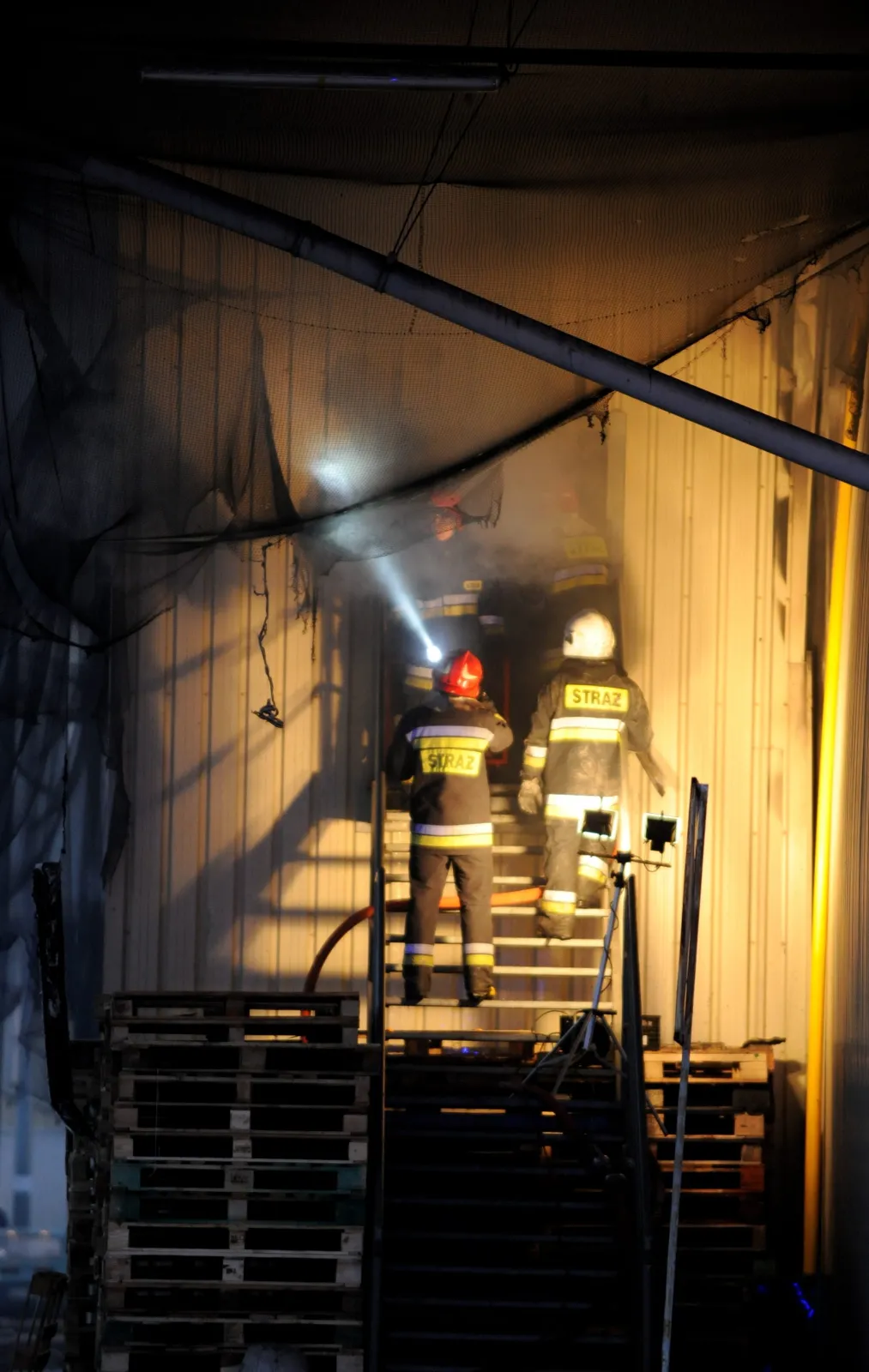 Płonęła hala targowa w podwarszawskich Broniszach. ZDJĘCIA