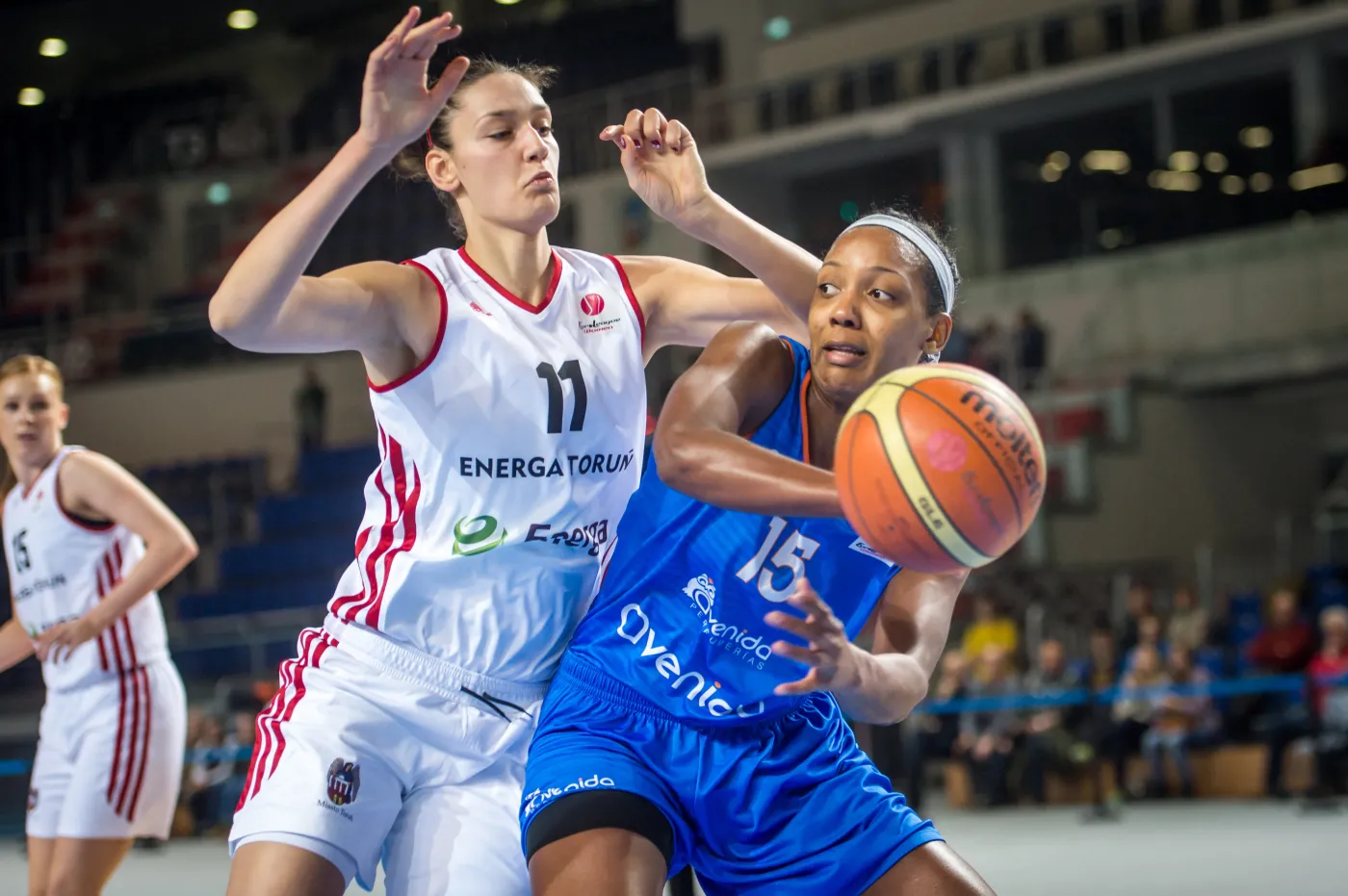 Koszykarka Energi Toruń Tijana Ajdukovic (L) blokuje Angelicę Robinson (P) z CB Avenida Salamanka podczas meczu Euroligi