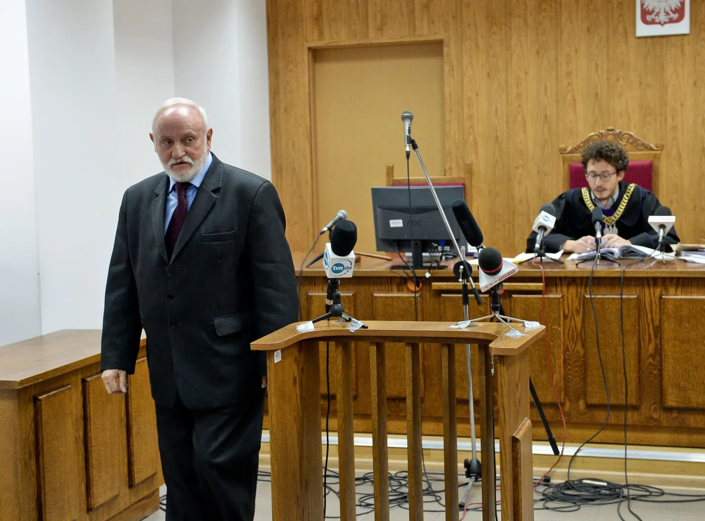  Sędzia Łukasz Mrożek oraz świadek, były sekretarz PKW Kazimierz Czaplicki podczas rozprawy fotoreportera PAP Tomasza Gzella i dziennikarza TV Republika Jana Pawlickiego