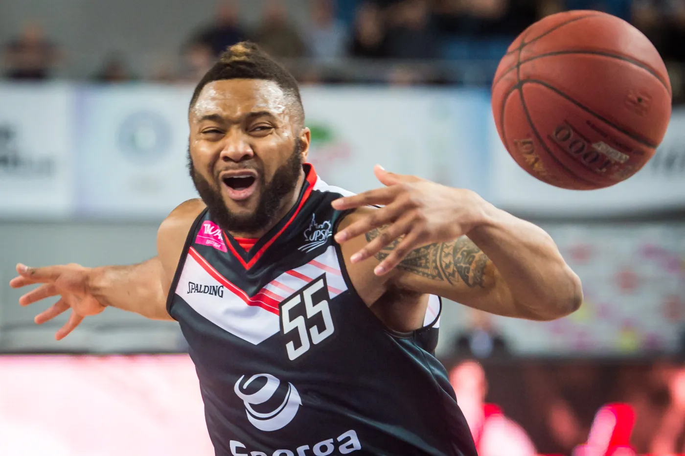 William Franklin z Czarnych przy piłce podczas meczu Tauron Basket Ligi Anwil Włocławek - Energa Czarni Słupsk
