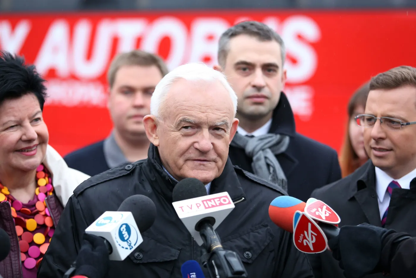 Przewodniczący SLD Leszek Miller (C), europoseł SLD Joanna Senyszyn (L), rzecznik partii Dariusz Joński (P) i szef sztabu koalicji SLD-UP w majowych eurowyborach Krzysztof Gawkowski (2P)