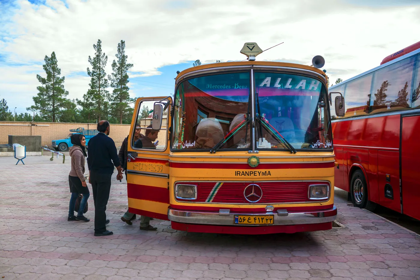 7171991-ludzie-wsiadaja-do-autobusu-naein.jpg