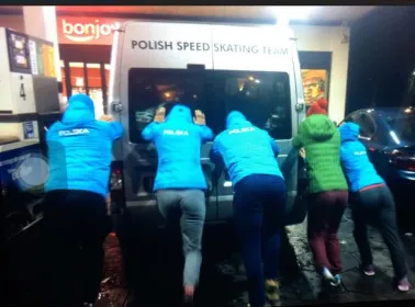 Polscy łyżwiarze pchają samochód