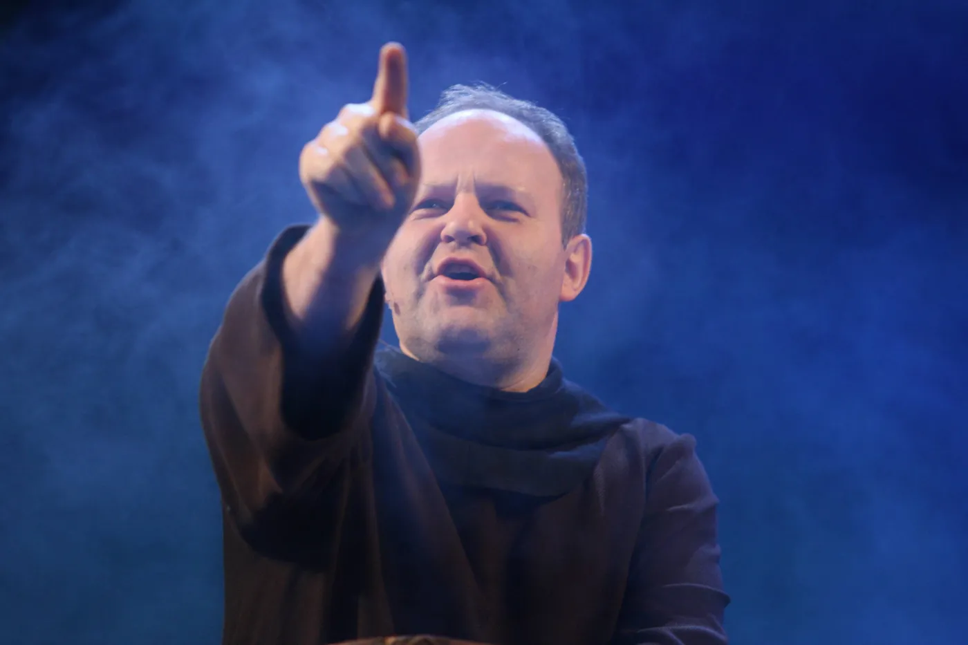 Ksiądz Kazimierz Sowa w czasie przedstawienia w Teatrze Groteska w Krakowie