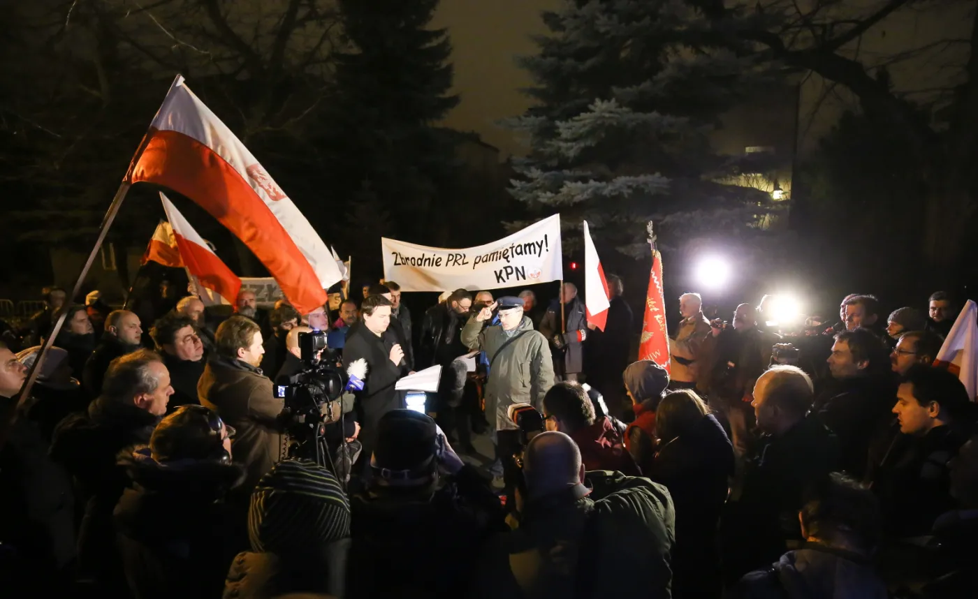 7189647-demonstracja-przed-domem-generala.jpg