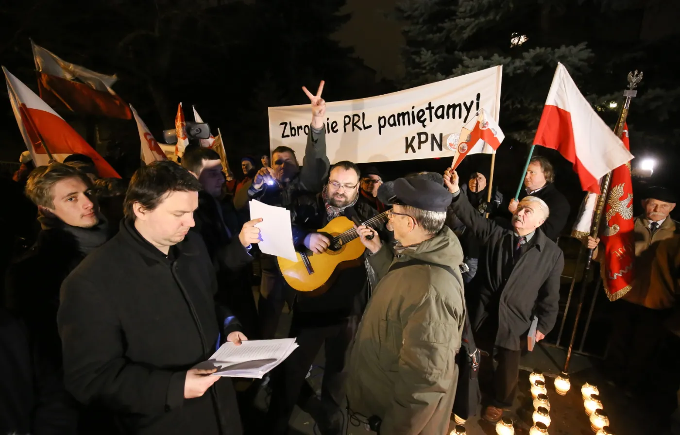 7189676-demonstracja-przed-domem-generala.jpg