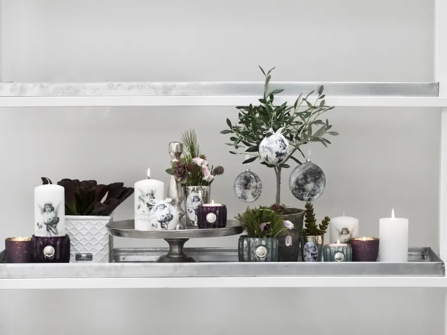 Świąteczna biel, szarość i srebro: nowoczesne dekoracje mieszkania i stołu