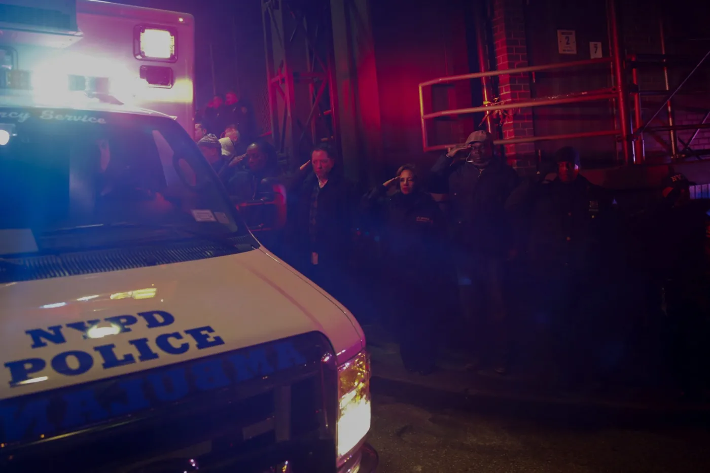 7219600-policjanci-z-nowego-jorku-oddaja.jpg