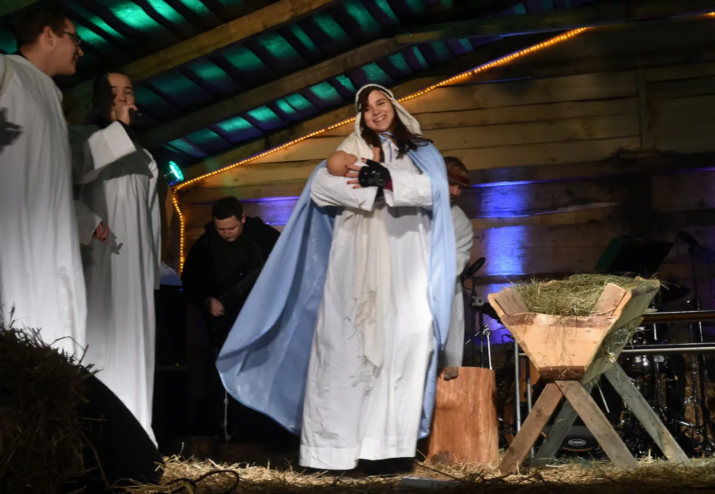 7231714-zywa-szopka-ojcow-franciszkanow.jpg