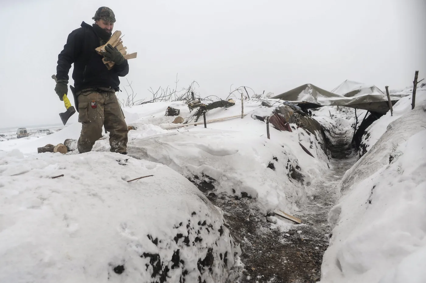 Ukraiński żołnierz z ochotniczego batalionu "Donbas" na pozycjach we wschodniej Ukrainie
