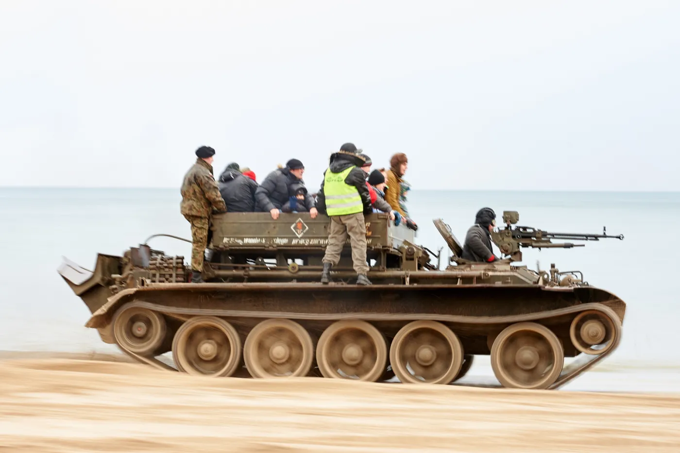 7288651-przejazdzki-pojazdem-militarnym.jpg