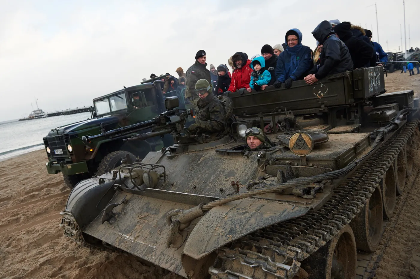 7288680-przejazdzki-pojazdem-militarnym.jpg