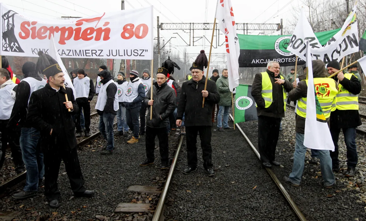 Górniczy związkowcy zablokowali tory. Problemy dla podróżnych w całej Polsce. ZDJĘCIA