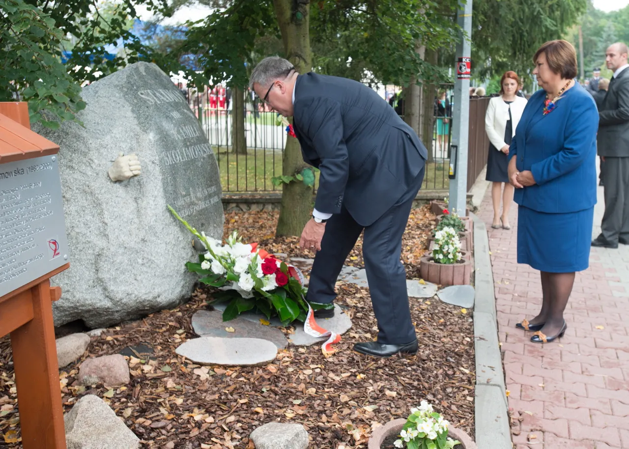 6834631-prezydent-pod-pomnikiem-kamili.jpg