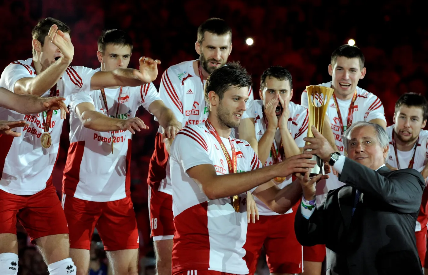 6837484-polacy-podczas-dekoracji-po-meczu.jpg