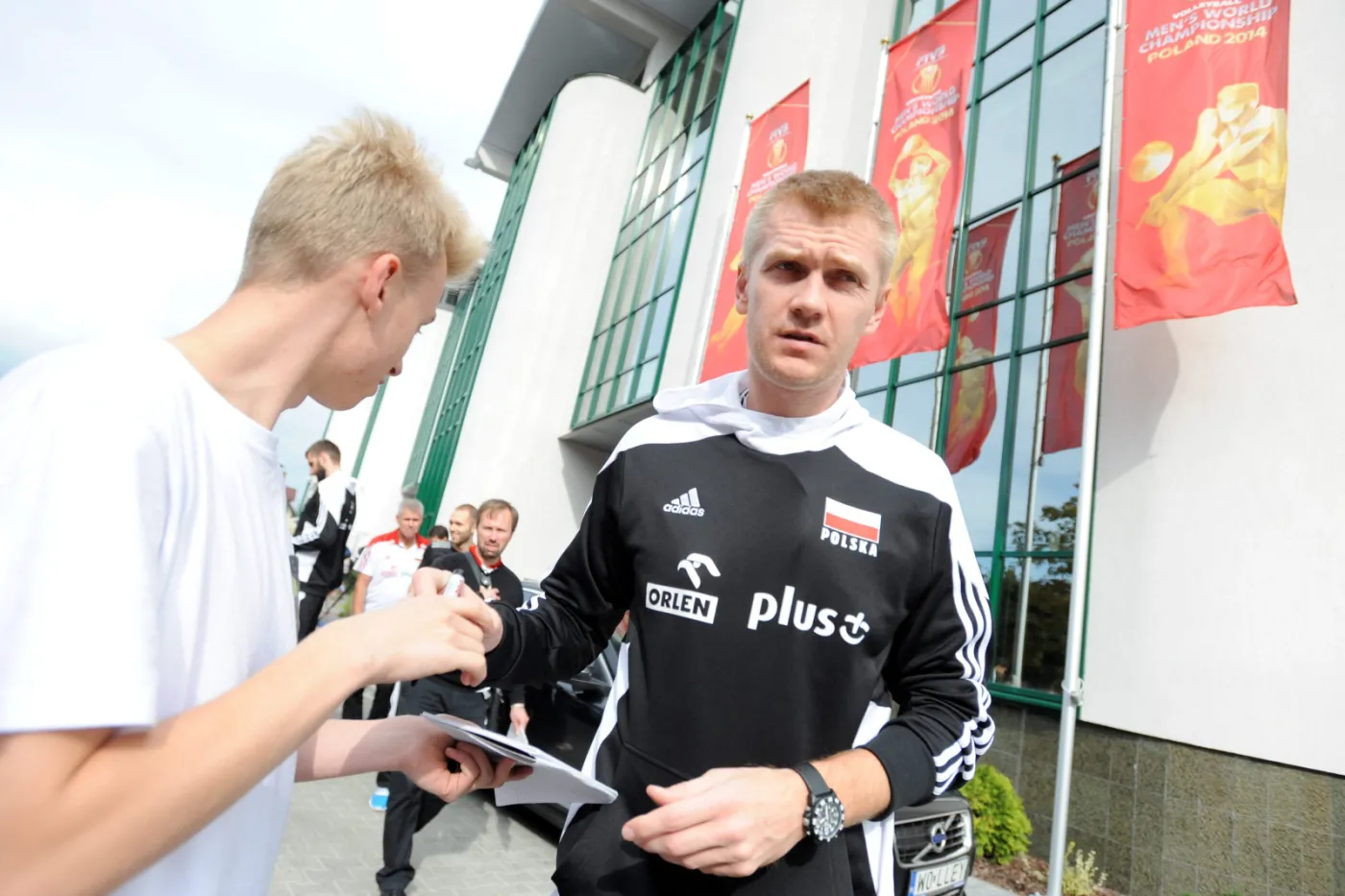 6841270-pawel-zagumny-rozdaje-autografy.jpg